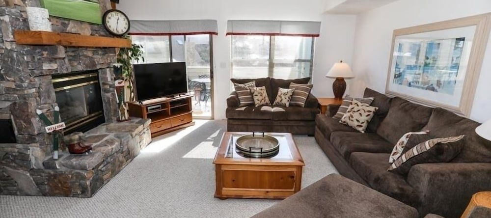 Seven Springs Stonegate 2 Bedroom Condo, Ski-In/Out, Sleeps 8! by RedAwning, 七泉 — 照片 1