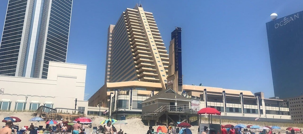 2BR 3BA Ocean Front condo on the Boardwalk | CozySuites, 大西洋城 — 照片 1