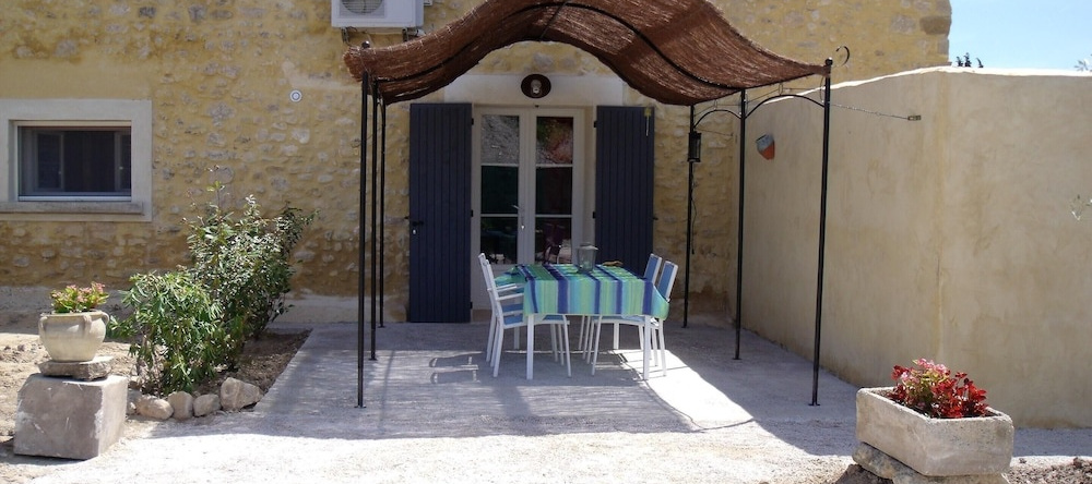 House With 2 Bedrooms in Monteux, With Shared Pool, Enclosed Garden and Wifi - 40 km From the Slopes, 蒙托 — 照片 1
