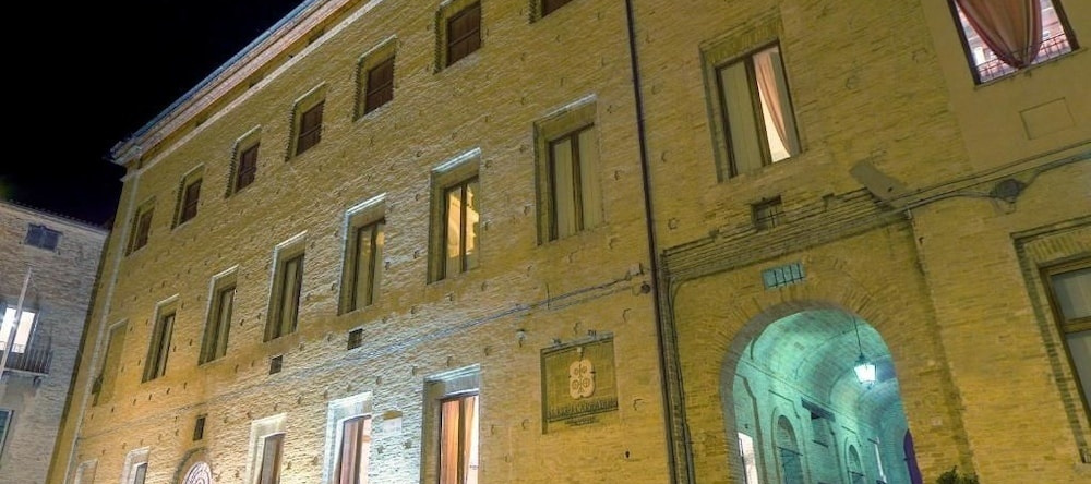 Palazzo Carradori, Монтефано — фото 1