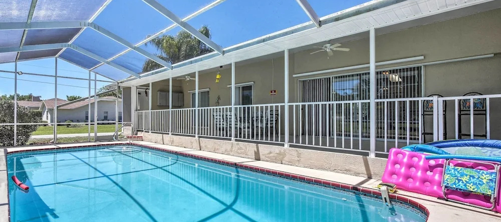 Spring Hill Home W/ Pool ~ 1 Mi To Weeki Wachee, Спринг-Хилл — фото 1