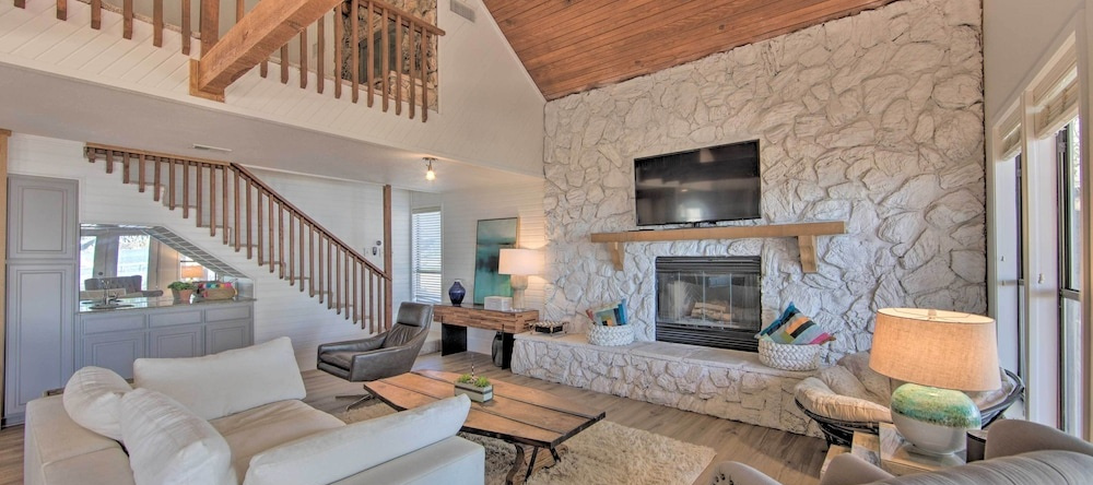 Stunning Lakefront Home: Hot Tub & Game Room!, Энчантед-Окс — фото 1