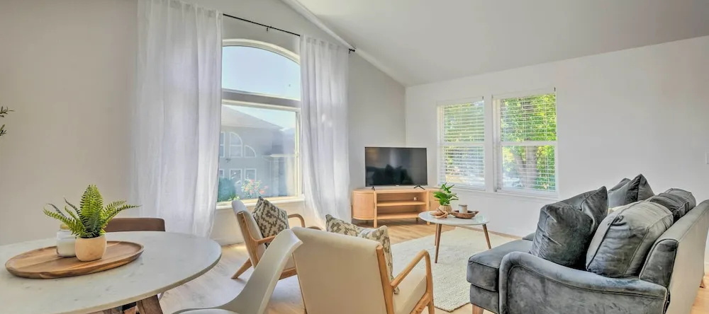 Close to Parks & Brews: Sunny Grants Pass Apt!, Grants Pass — photo 1