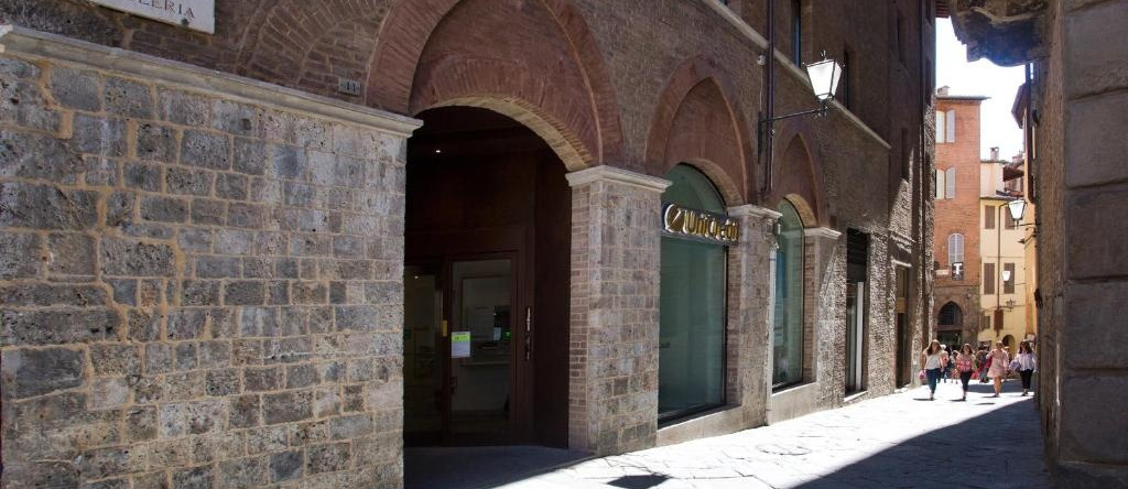 IL TOLOMEI - Central in the middle of main street, 锡耶纳 — 照片 1