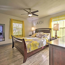 Remodeled Retro Home w/ Deck, Walk to Main Street!, 布兰科 — 照片 4