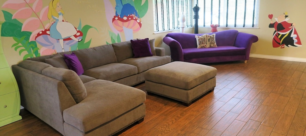 The Wonderland House 5 Bedrooms 3 Bathrooms Home, 植物园 — 照片 1