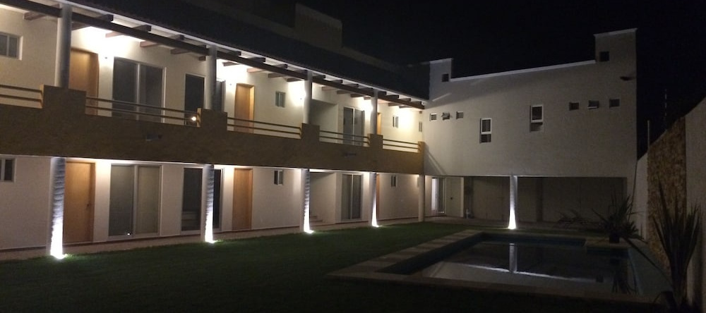 Residence 10 rooms with Garden and Pool, 韦韦特佩特尔 — 照片 1