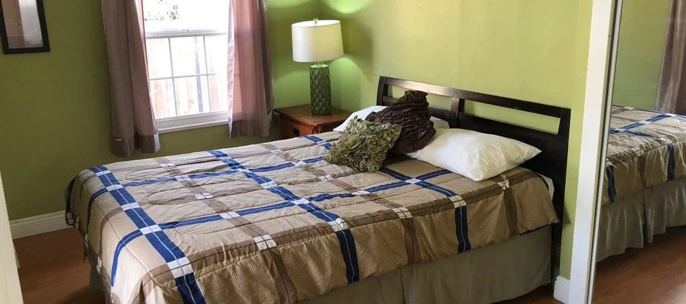 Unique 2 Bedroom in Burbank, 伯班克 — 照片 1