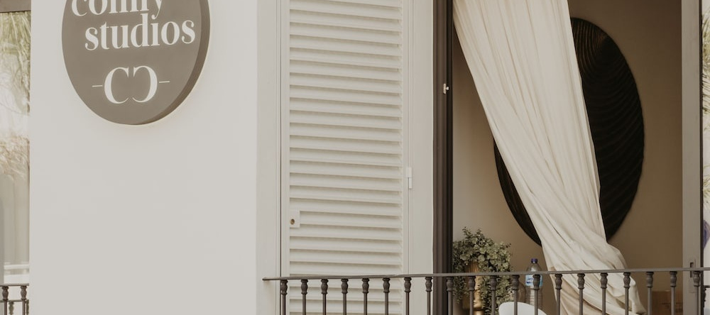 Comfy Studios Hotel, 贝纳尔马德纳 — 照片 1