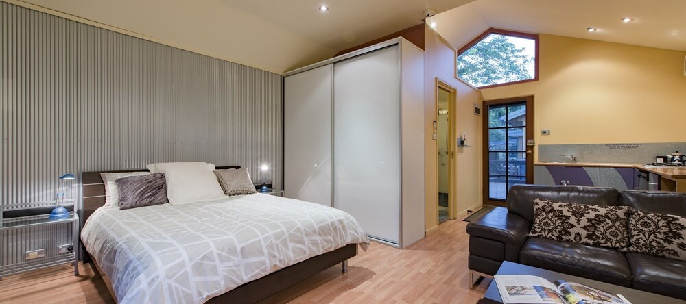 Earle Street Apartment, Lyneham — photo 1