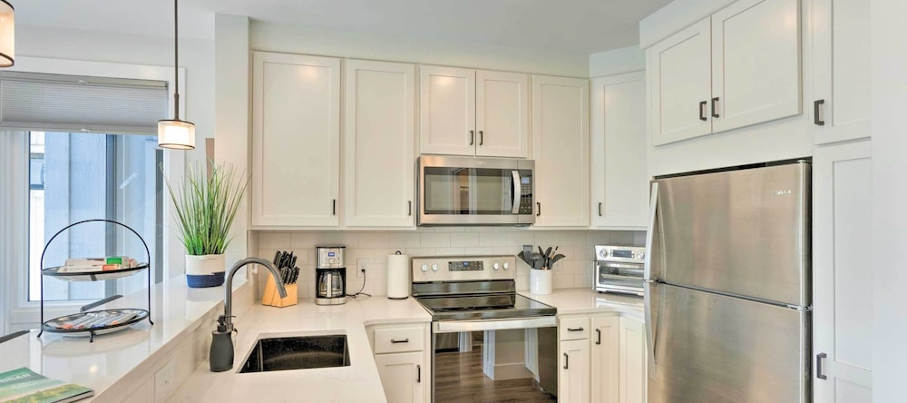 Traverse City Townhome: Walk to Beach!, 特拉弗斯城 — 照片 1