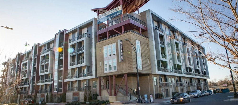 Stunning 1BR Apt In Uptown Near Ballpark, 夏洛特 — 照片 1