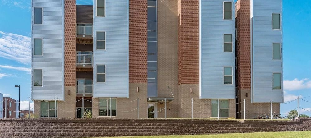 Spacious 2BR Suite W/patio Near Iowa State, Ames — photo 1