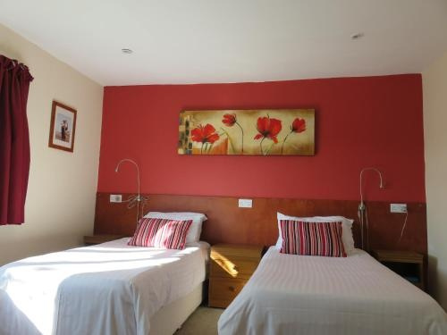 Cherry Lodge, Hook — photo 1