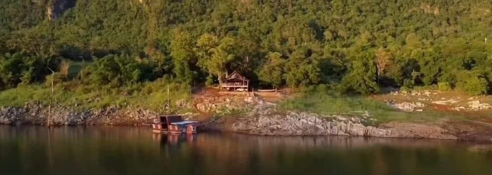 Boat House Suriya, 通帕蓬 — 照片 1