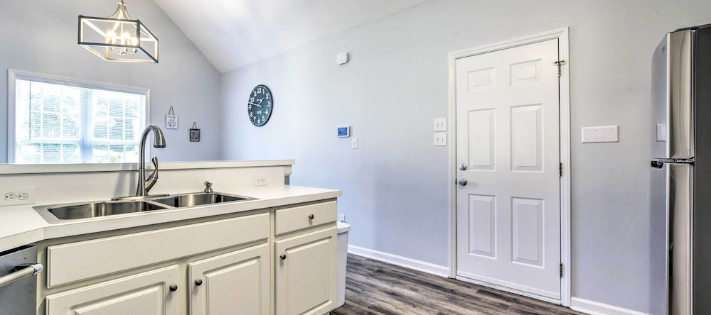 Welcoming Abode W/ Yard ~ 1 Mi To Dtwn Apex!, Апекс — фото 1