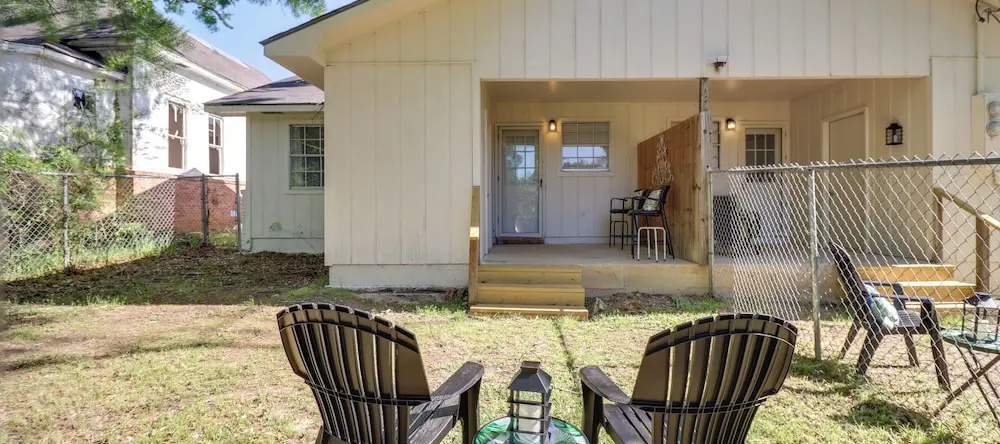 Walk to Eats & Entertainment: Home in Brookhaven, 布鲁克海文 — 照片 1