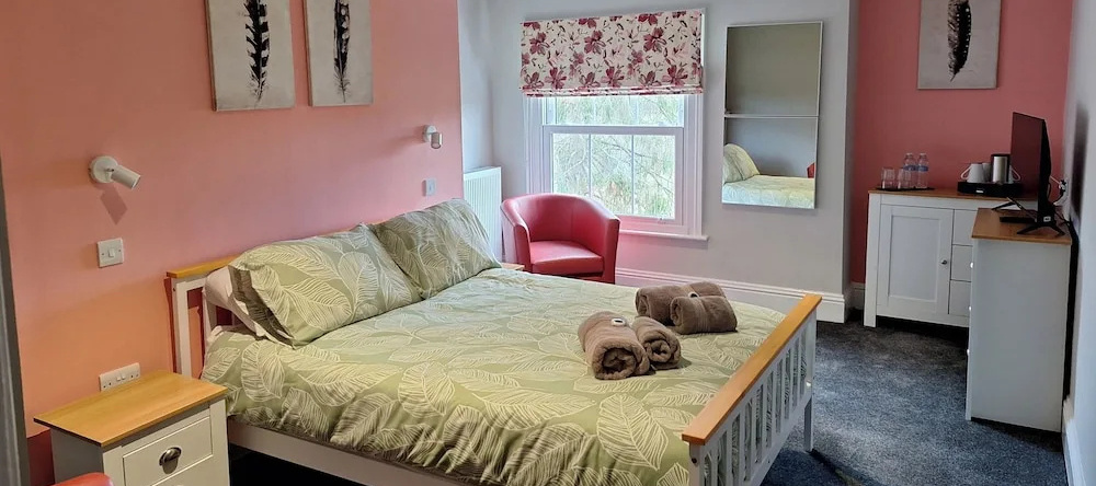 Room-Comfortable Double Room With Bath, Cranleigh — фото 1