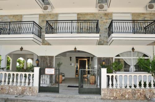 Dionisos Apartments, Неа Моуданья — фото 1