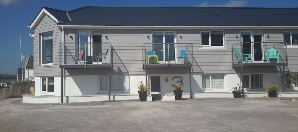 Beach Cottage near the shore, Ferryside — photo 1