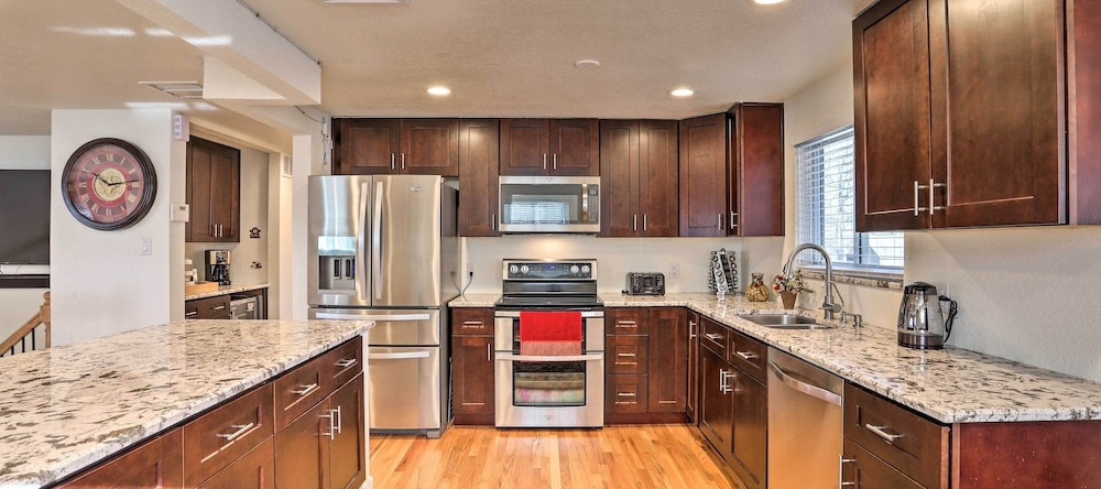 Private Yard + Patio: Denver Area Home!, Нортгленн — фото 1