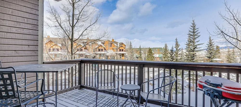 Ski-in/ski-out Granby Ranch Condo w/ Pool Access, 格兰比 — 照片 1
