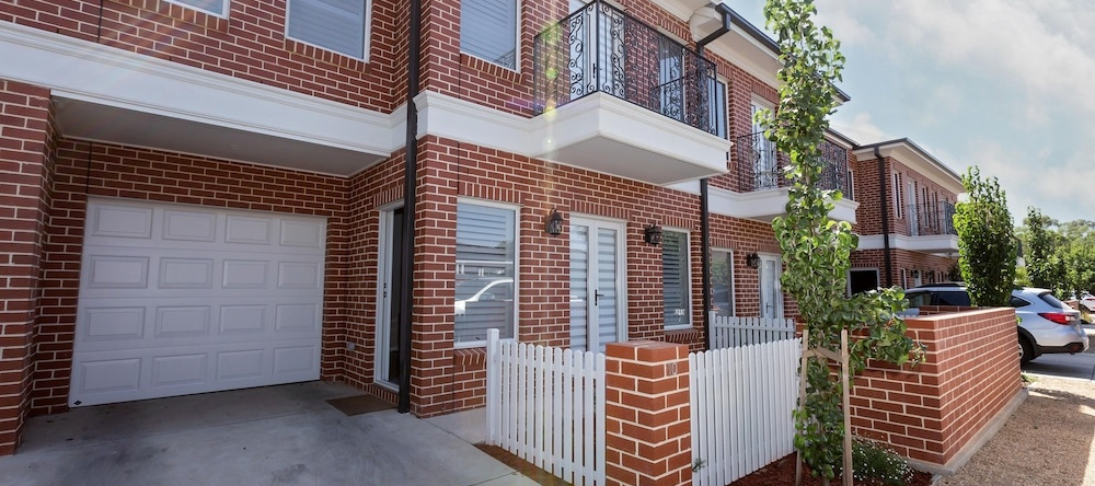 Best Central Wagga Townhouse, Wagga Wagga — photo 1