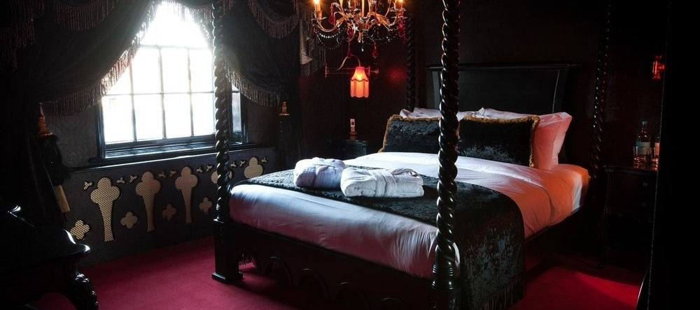 Crazy Bear Hotel-Beaconsfield, Beaconsfield — photo 1