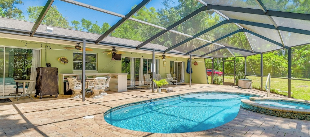Lovely Crystal River Home W/ Lanai & Pool!, Кристал-Ривер — фото 1