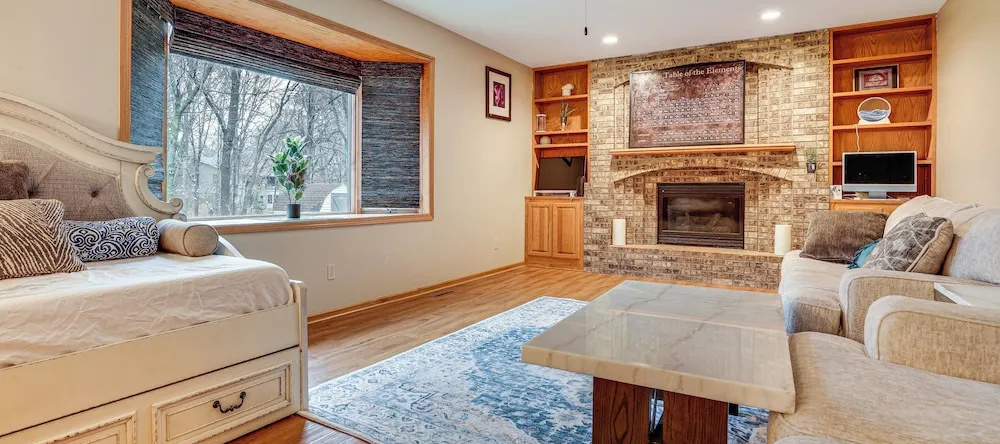 Rare Gem on a Ravine, Family Home in North Mankato, 北曼凯托 — 照片 1
