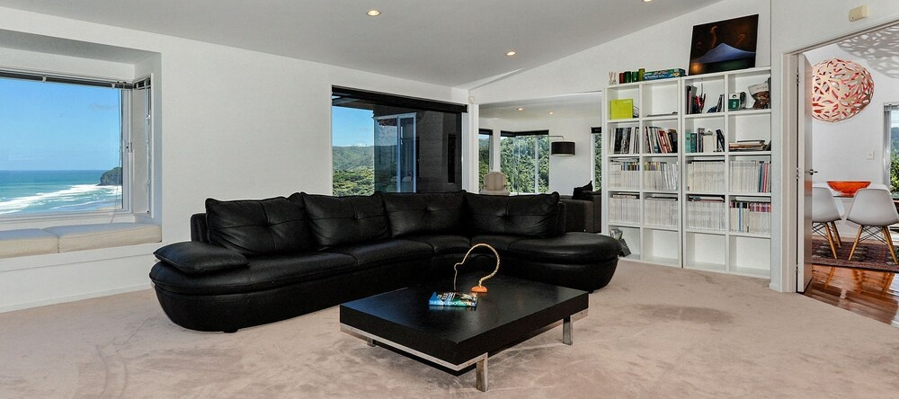Bush and Beach Rest, Glenfield — photo 1