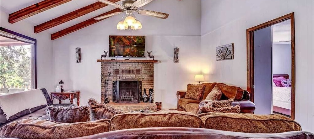 Foxfire Haven - Three Bedroom Cabin with Hot Tub, 鲁伊多索 — 照片 1