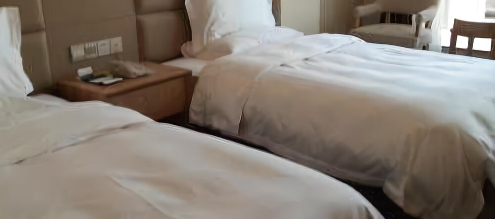 Yin Tong Crown Holiday Hotel, Fuxin — photo 1