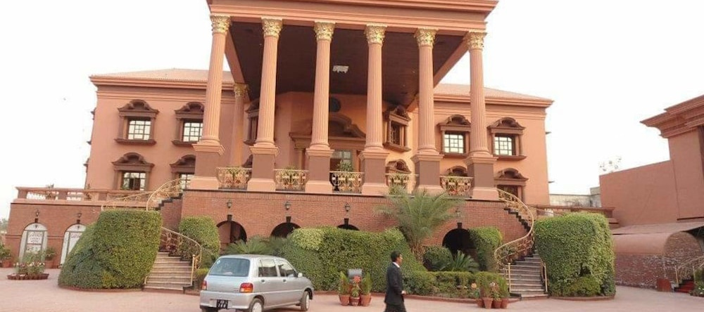 Garvaish Luxury Hotel, Faisalabad — photo 1