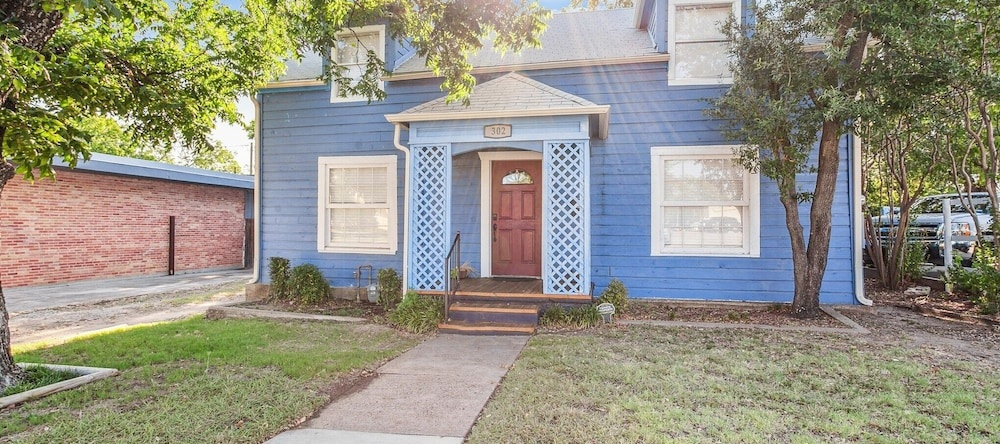 The Old Downtown Historic Grand Prairie House 4 Bedroom Home by RedAwning, 大草原城 — 照片 1