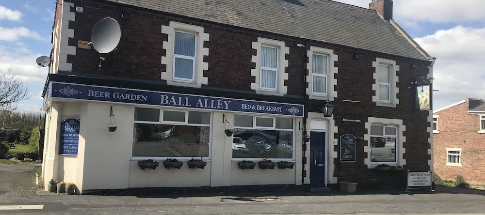 The Ball Alley, 斯坦利 — 照片 1