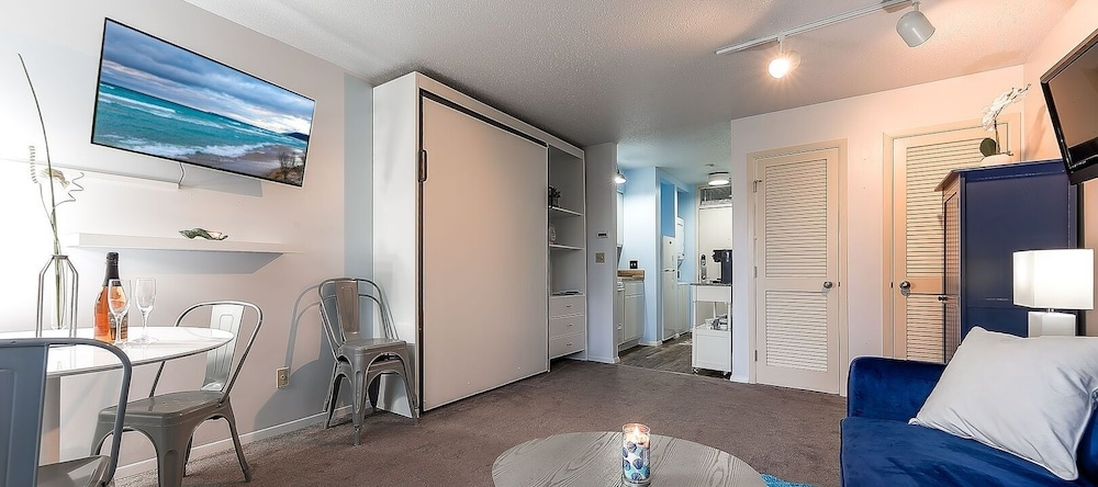 The Shores Lake View Condo Unit 5606, 阿克米 — 照片 1
