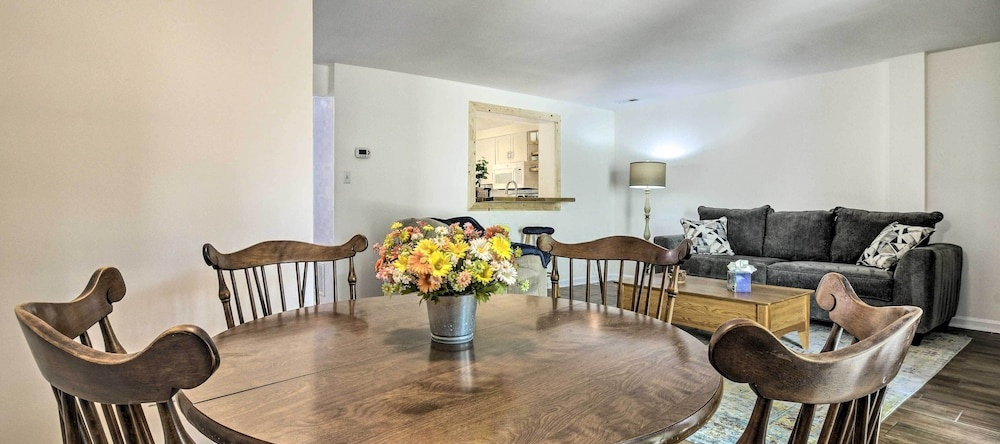 Walk to Dtwn & Breweries: Townhome in Cary!, Кэри — 照片 1