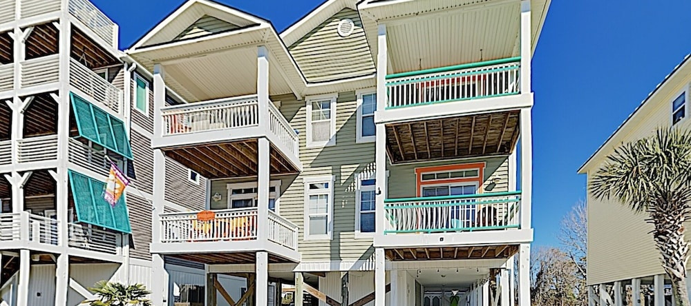 New Listing! Coastal Gem W/ Balconies, Near Beach 4 Bedroom Duplex, 卡罗来纳比奇 — 照片 1