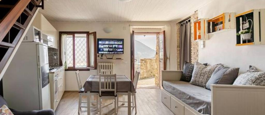 CASA CON TERRAZZI VISTA LAGO - 6posti 2stanze 2bagni, 卡斯泰尔迪托拉 — 照片 1