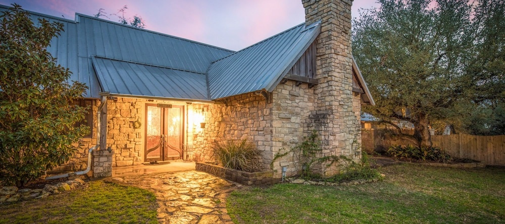 Rock 'n' Wood 4 Bedrooms 3.5 Bathrooms Home, Wimberley — photo 1