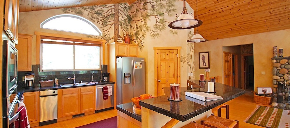 The River Rock Lodge Home 4 Bedrooms 3 Bathrooms Home, 霍姆伍德 — 照片 1