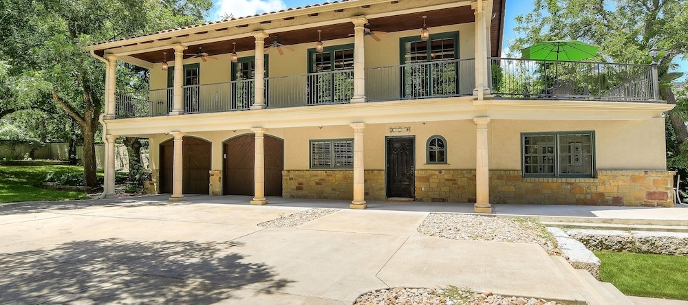 The Authentic Lake Austin Hacienda 3 Bedrooms 2 Bathrooms Home, Остин — фото 1