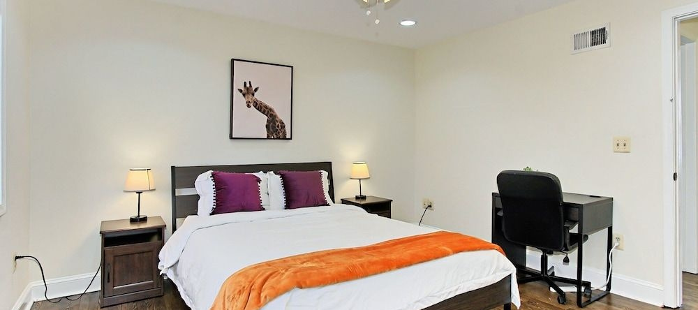 Beautiful 3br/2ba Colonial House | CozySuites, 亚历山大 — 照片 1