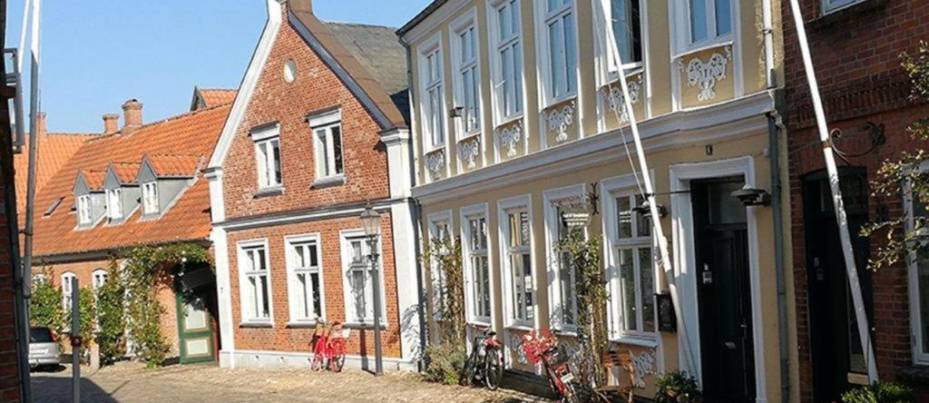 To sammenhængende værelser med udgang til have, Ribe — photo 1