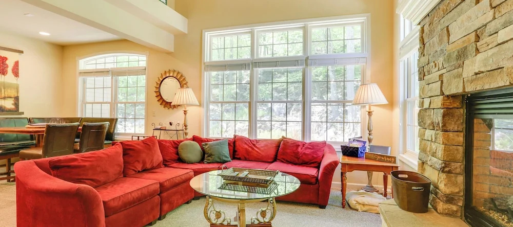 Half-mi to Big Boulder Lake: Townhome w/ Deck!, 莱克哈莫尼 — 照片 1
