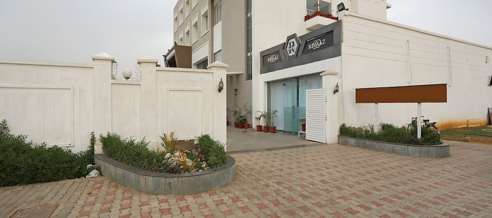 Oyo 15153 Rudraksh Hotel & Resort, Ревари — фото 1