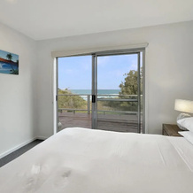 Oceanfront 4-bed Haven With BBQ & Alfresco Dining, Malua Bay — photo 2