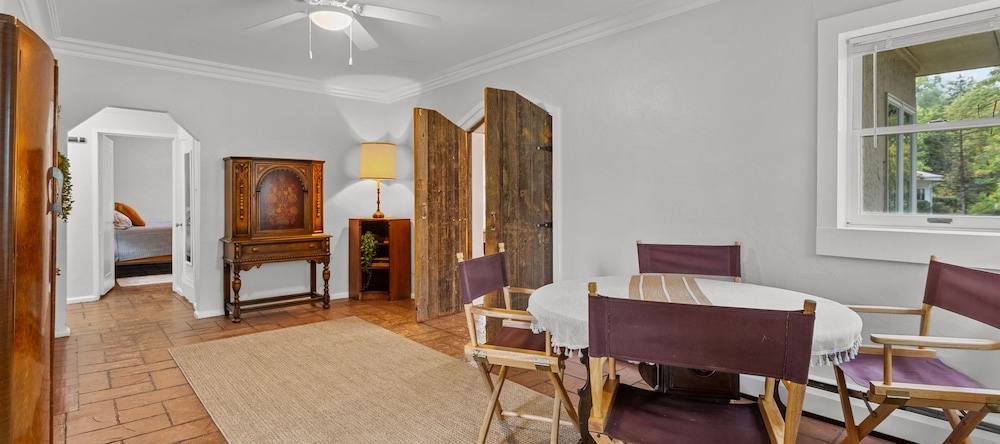 Tudor Style Apartment Near Msu, Окмос — фото 1
