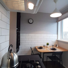 V Samom Tsentre Tikhvina Flat, Tikhvin — photo 2